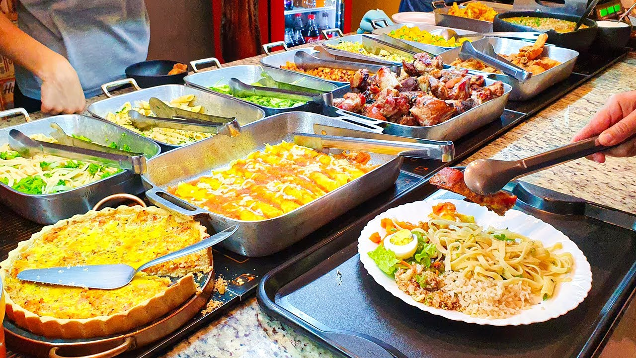 Buffet com diversas opções de comida