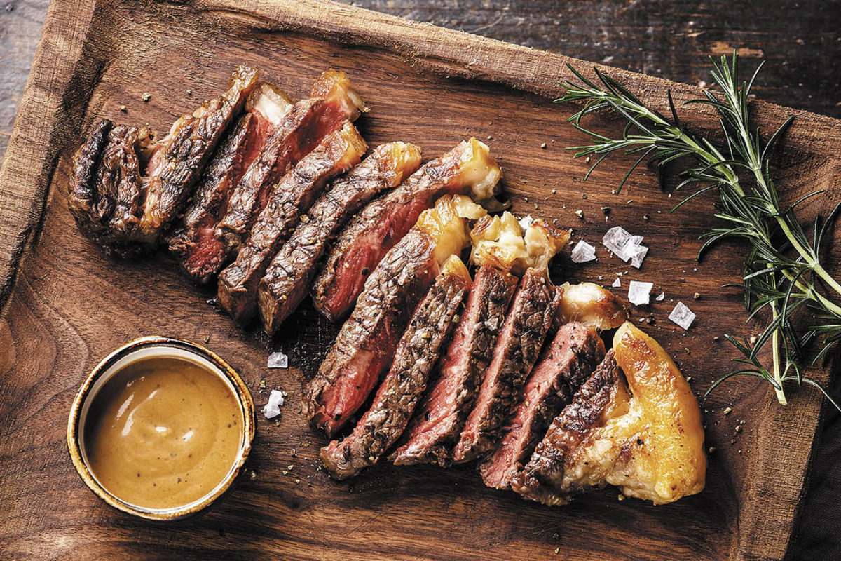 Churrasco servido em tábua de madeira