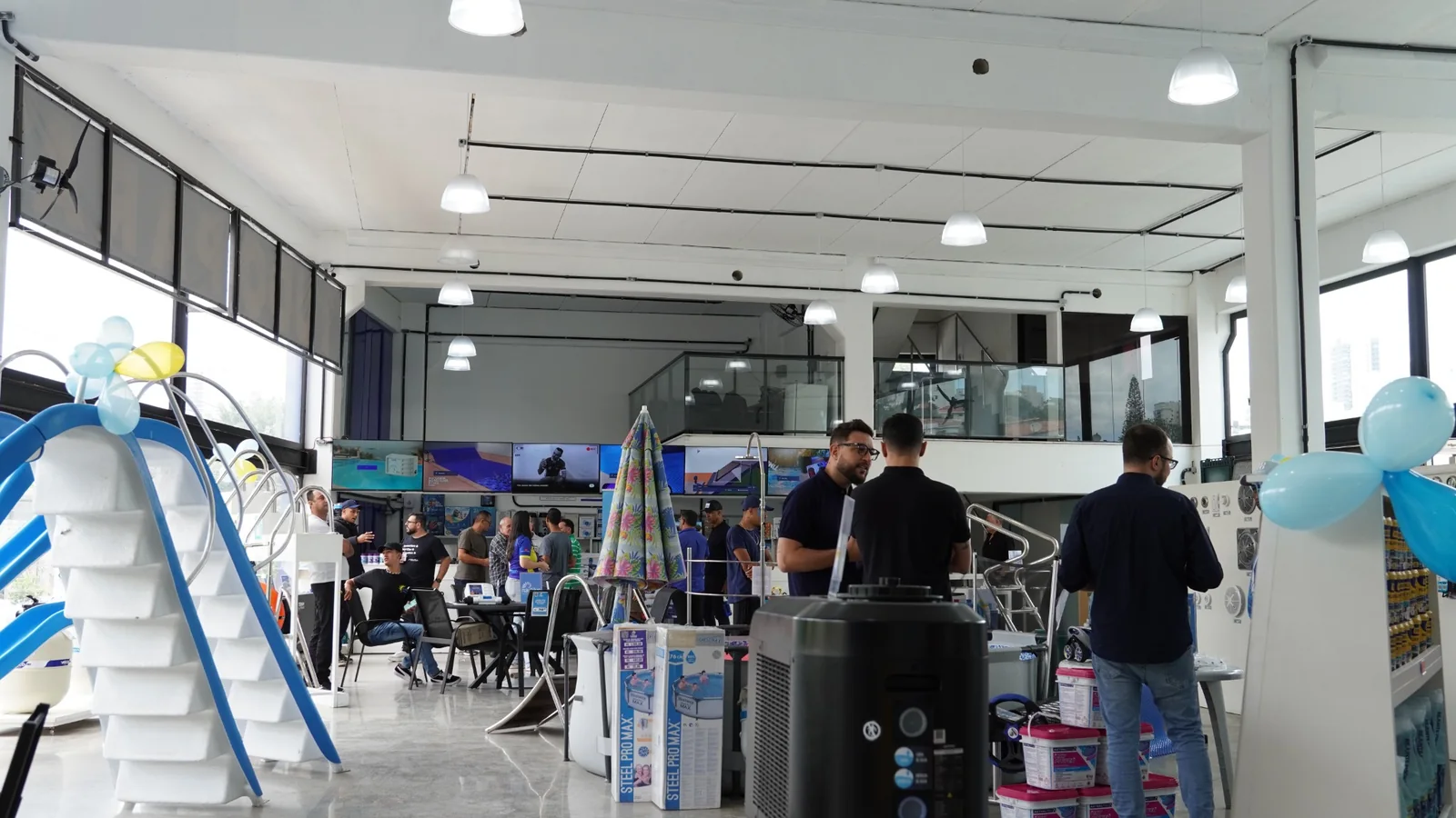 Visão geral da loja e exposição de produtos durante o evento