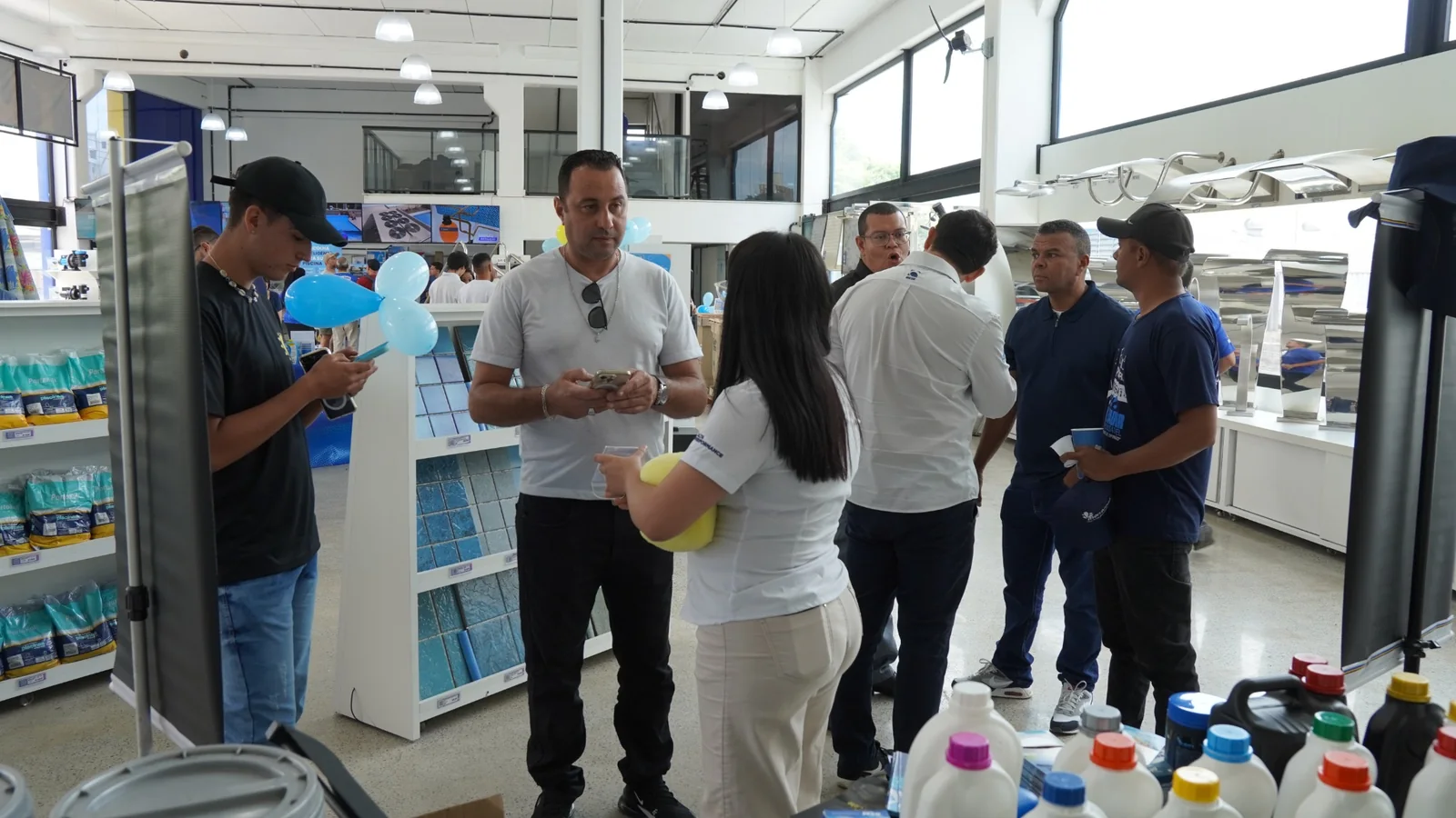 Convidados e representantes conversando no showroom