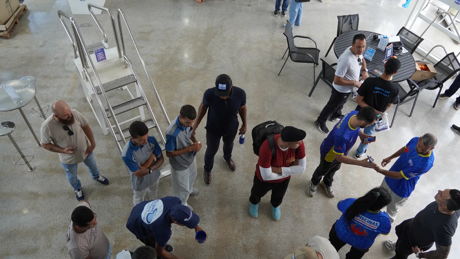 Visão superior de profissionais reunidos na loja