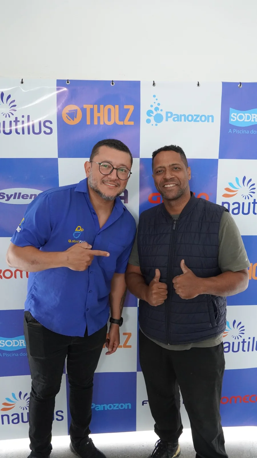 Dois profissionais sorrindo no painel de marcas