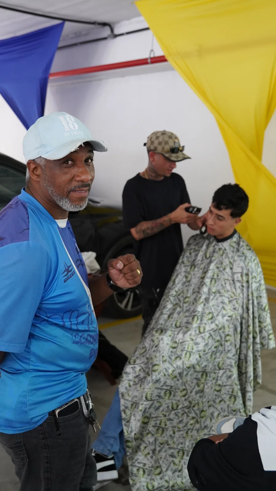 Convidado ao lado do espaço de barbearia